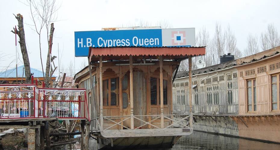 Cypress Queen Houseboat, Srinagar 3